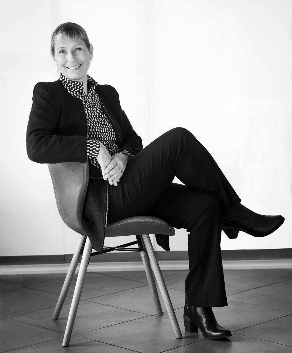 Anette Jernström sitter i en stol och ler och tittar in i kameran